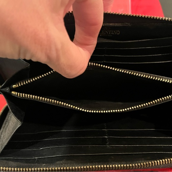Valentino Garavani - Black Rockstud Zip-Around Long Wallet - Gold Hardware - Picture 7 of 12